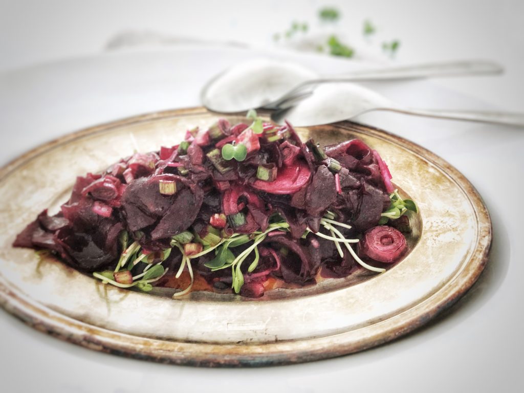 Rote Bete Salat mit Chili-Zitronen-Dressing und Sonnenblumensprossen ...